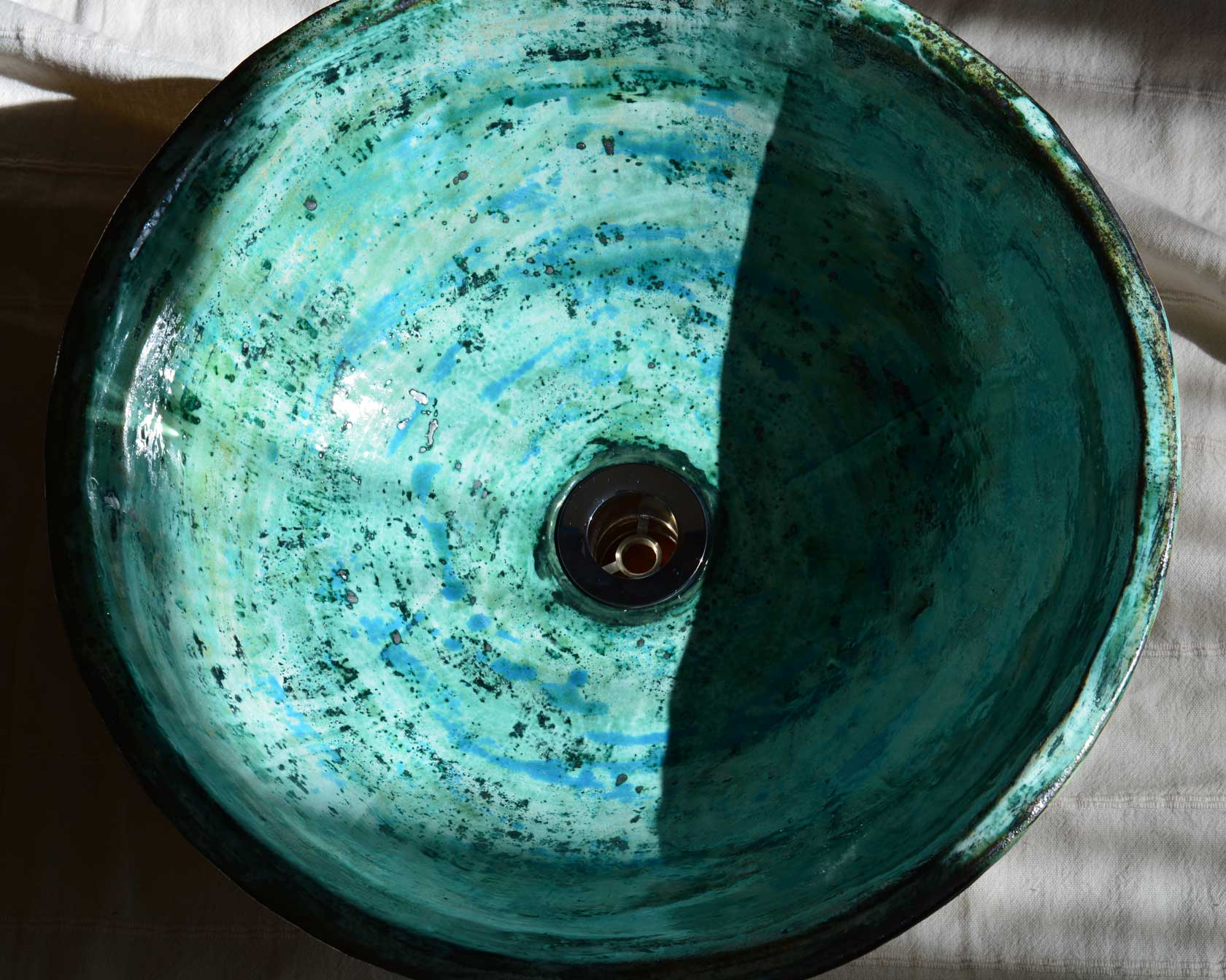 Egyedi kerámia mosdókagyló türkiz színben